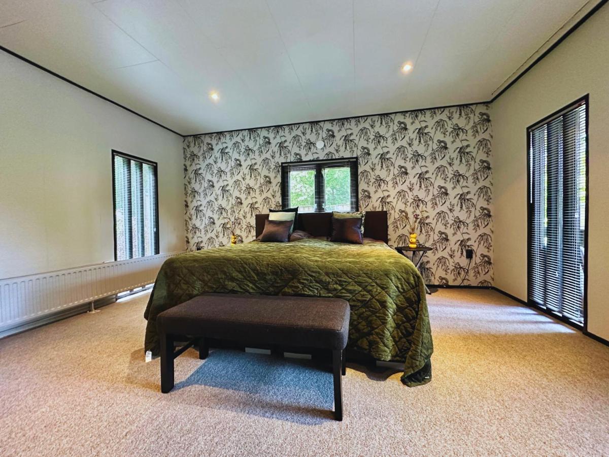 Gezellig Chalet Met 2 Slaapkamers Aan Bosrand Erm Bagian luar foto