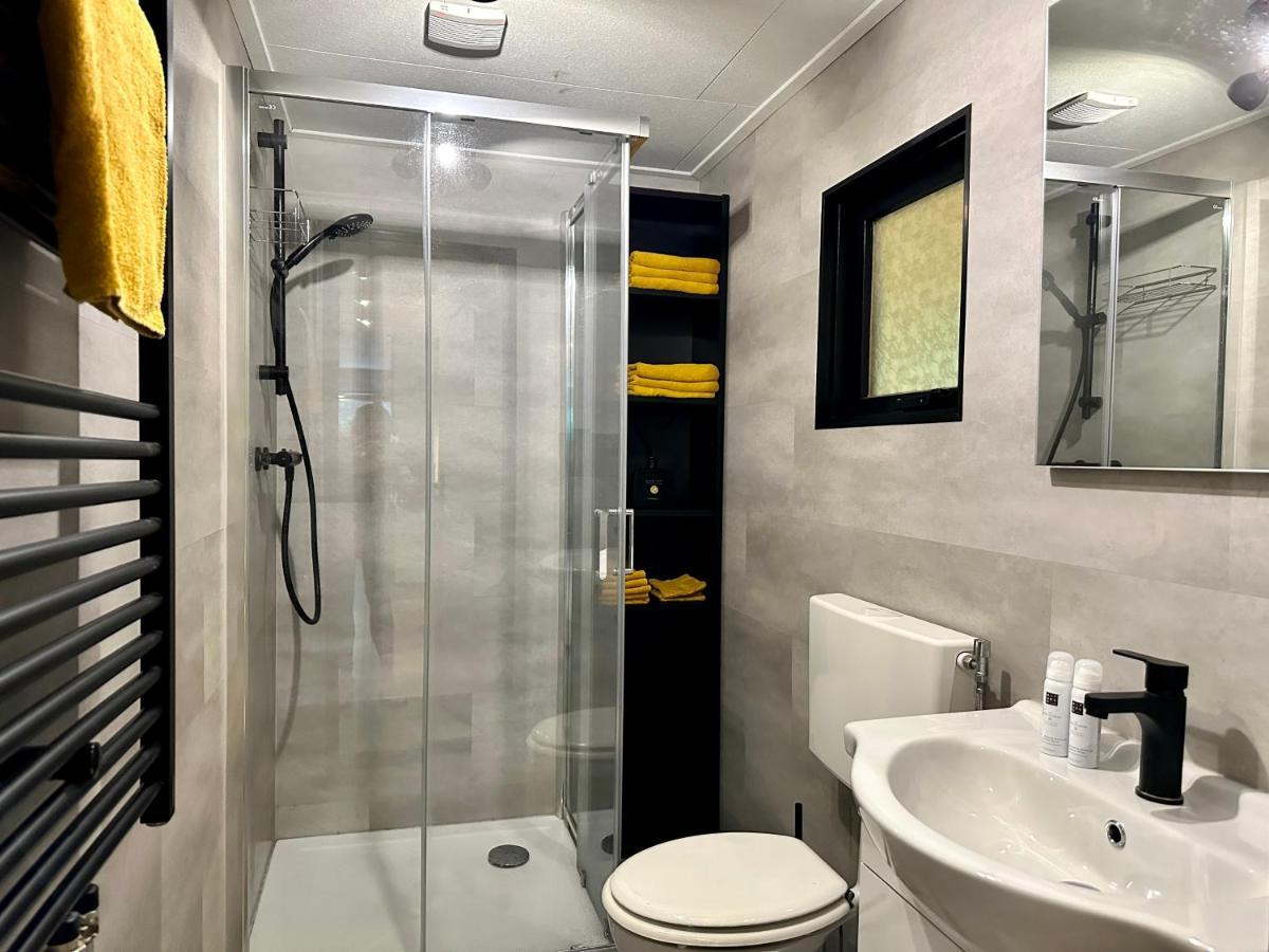 Gezellig Chalet Met 2 Slaapkamers Aan Bosrand Erm Bagian luar foto